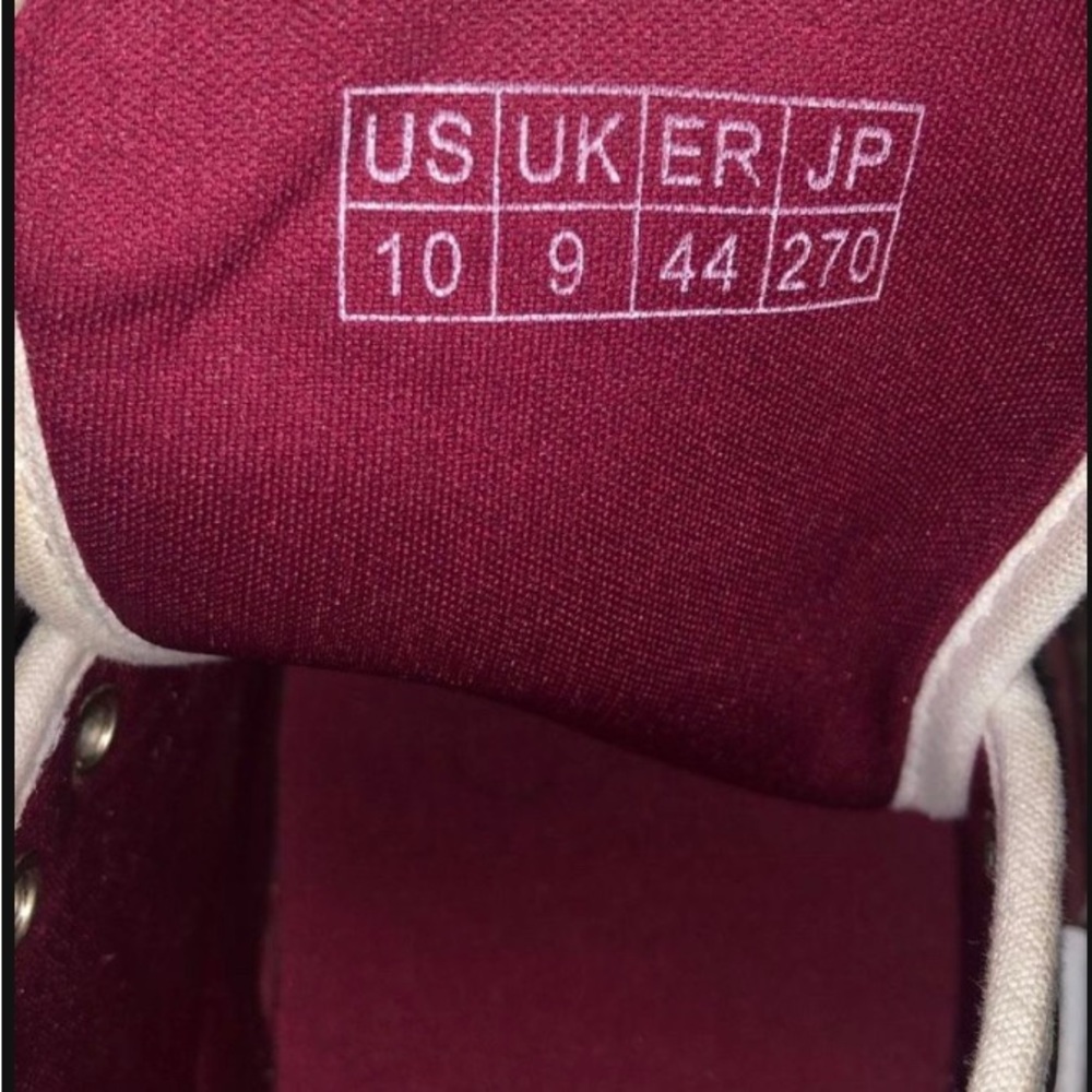 I’m selling Christian Dior B23 lows I don’t wear a size 10, color is burgundy